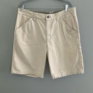 Columbia, khaki shorts